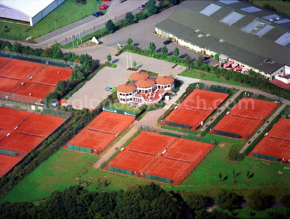 Aerial photograph Moers - Playgrounds of the tennis courts of the Tennis Center at the Vinner street in Moers in North Rhine-Westphalia