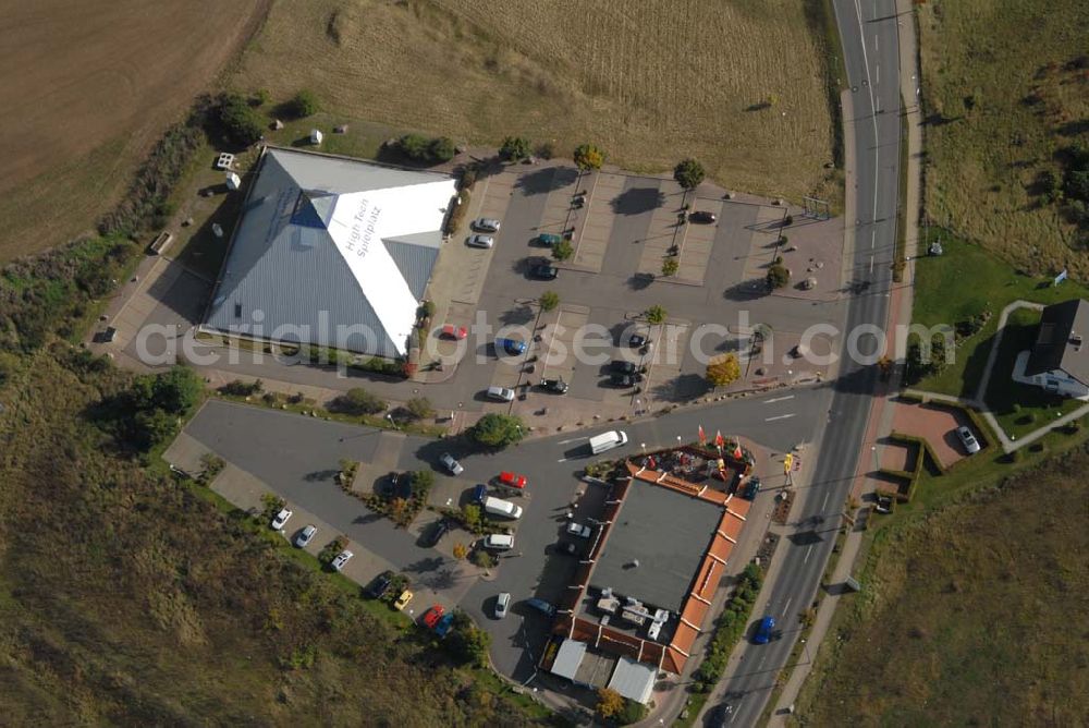 Gotha from above - Blick auf die Spielpyramide und das McDonalds an der Dr.-Troch-Straße in Gotha. Die Spielpyramide bietet Vergnügen bei Billard, an Spielautomaten und beim Air Hockey. Kontakt: Spielpyramide Gesellschaft für Automaten und Service mbH, Dr.-Troch-Str. 2, 99867 Gotha; Tel.: 03621/746923