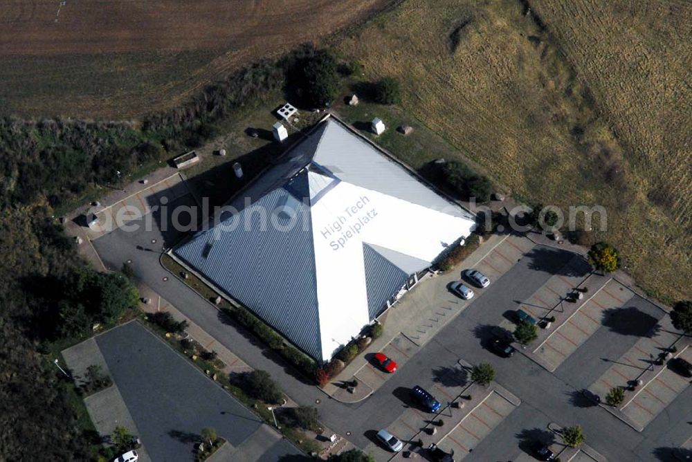 Gotha from the bird's eye view: Blick auf die Spielpyramide, die Vergnügen bei Billard, an Spielautomaten und beim Air Hockey bietet. Kontakt: Spielpyramide Gesellschaft für Automaten und Service mbH, Dr.-Troch-Str. 2, 99867 Gotha; Tel.: 03621/746923