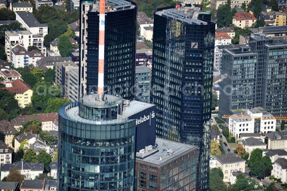 Frankfurt am Main from the bird's eye view: Blick auf die Spitze des Main Tower , dem Hochhaus der HELABA Landesbank Hessen-Thüringen Girozentrale. Im Hintergrund die Hochhaus- Türme der Deutschen Bank. Zum Konzern Hessische Landesbank gehören die Frankfurter Sparkasse, die Tochtergesellschaften, Helaba Invest Kapitalanlagegesellschaft, die Frankfurter Bankgesellschaft und die OFB-Gruppe, die in der Immobilienprojektentwicklung tätig ist. Seit seiner Fertigstellung im Jahr 2000 gehört die Aussichtsplattform des MAIN TOWER zu den meistbesuchten Sehenswürdigkeiten in Frankfurt. View the top of the Main Tower, the skyscraper ofHELABA in Frankfurt.