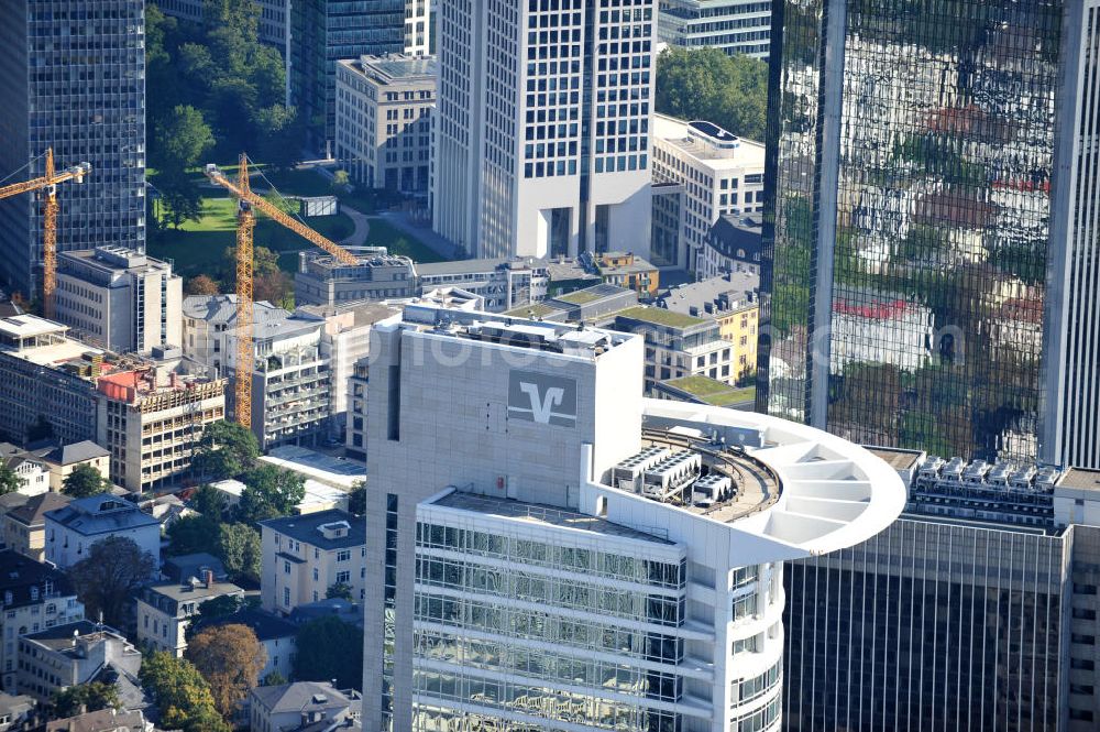 Aerial image Frankfurt am Main - Blick auf die Spitze des Westend Tower , dem Volksbank Hochhaus. Der Westend Tower (auch bekannt als Kronenhochhaus oder Westendstraße 1) ist mit 208 Metern ist er der dritthöchste Wolkenkratzer in Frankfurt. Das Haus hat der Architekt William Pedersen entworfen, bekannt besonders durch den charakteristischen halbkreisförmigen Strahlkranz an der Spitze des Turms mit elf Strahlen. Fusionsbedingt bildet es mit dem City-Hochhaus die Zentrale der Genossenschaftsbank DZ Bank.