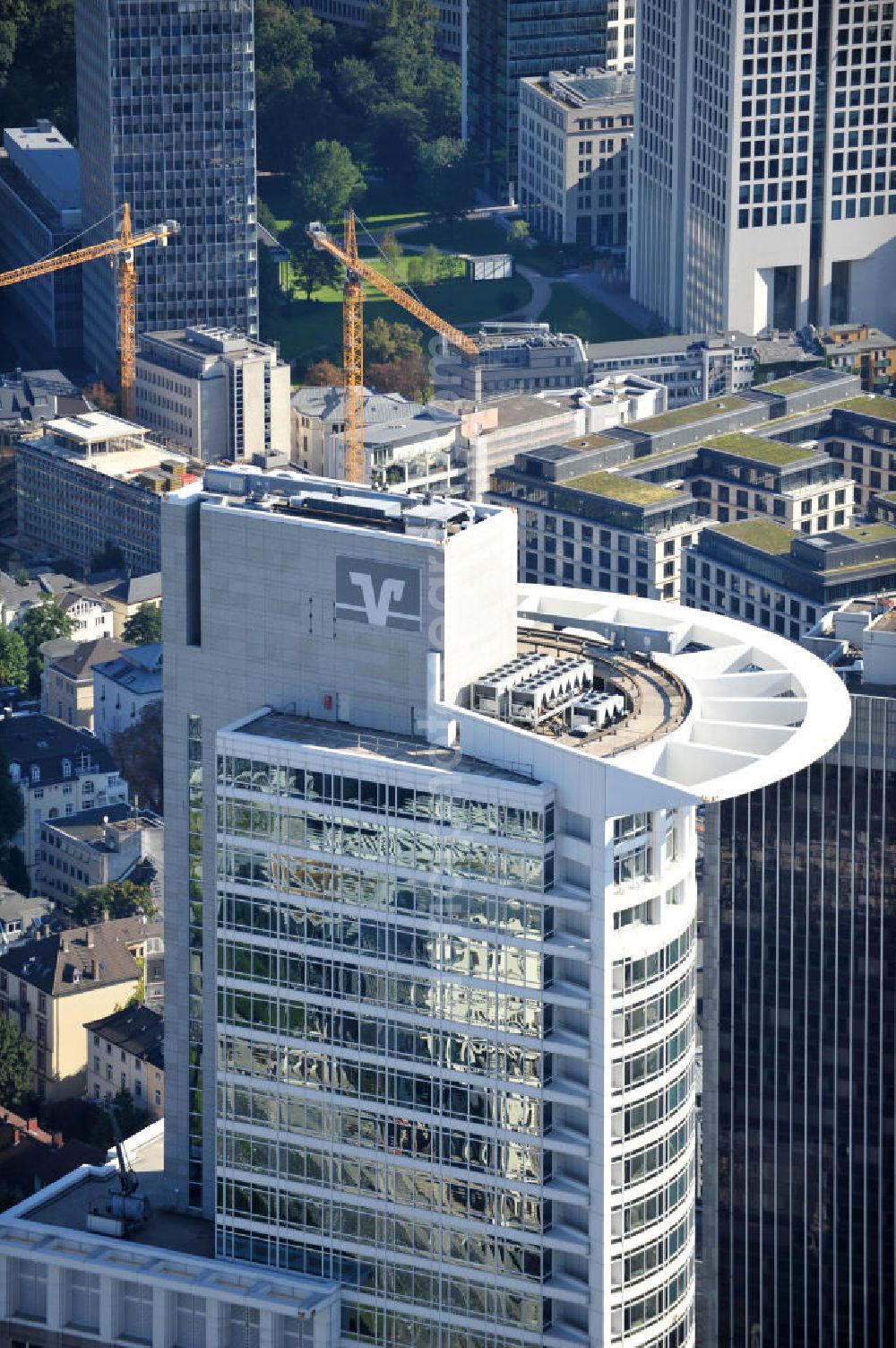 Aerial photograph Frankfurt am Main - Blick auf die Spitze des Westend Tower , dem Volksbank Hochhaus. Der Westend Tower (auch bekannt als Kronenhochhaus oder Westendstraße 1) ist mit 208 Metern ist er der dritthöchste Wolkenkratzer in Frankfurt. Das Haus hat der Architekt William Pedersen entworfen, bekannt besonders durch den charakteristischen halbkreisförmigen Strahlkranz an der Spitze des Turms mit elf Strahlen. Fusionsbedingt bildet es mit dem City-Hochhaus die Zentrale der Genossenschaftsbank DZ Bank.