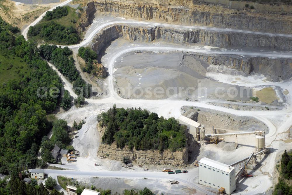 Aerial photograph Themar - Blick auf das Splitt- und Betonwerk Themar GmbH & CO KG Kalkwerk bei Themar. Im Bild die Grünfläche inmitten der Grube.