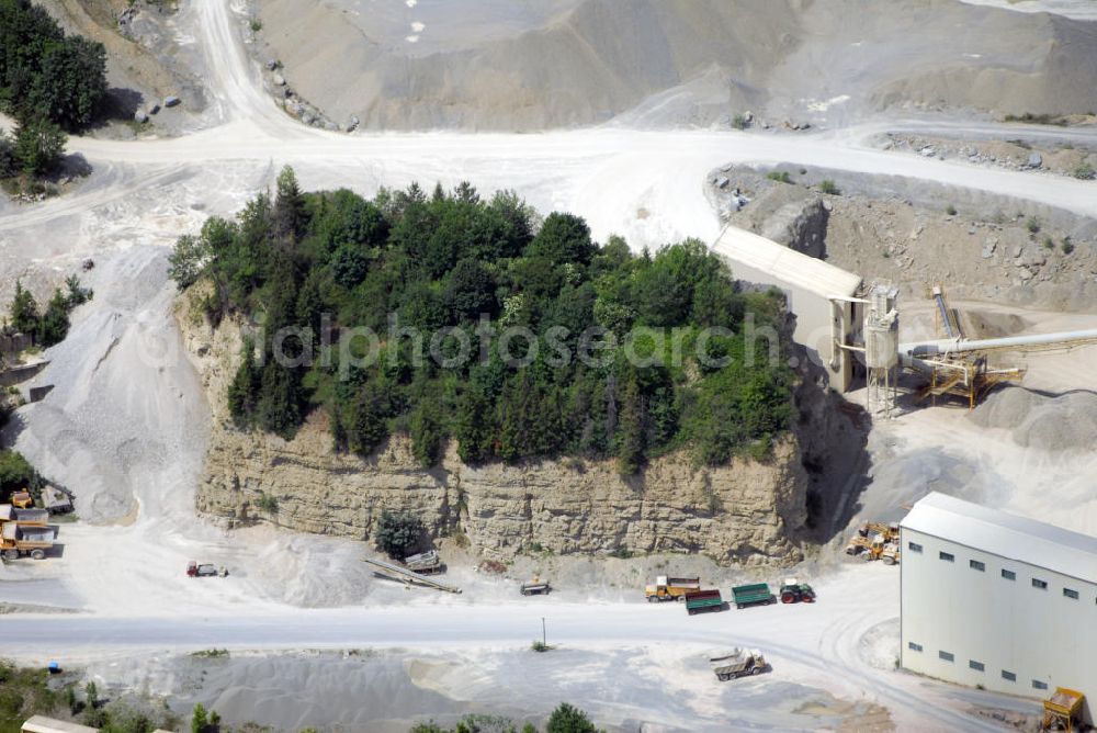 Themar from above - Blick auf das Splitt- und Betonwerk Themar GmbH & CO KG Kalkwerk bei Themar. Im Bild die Grünfläche inmitten der Grube.