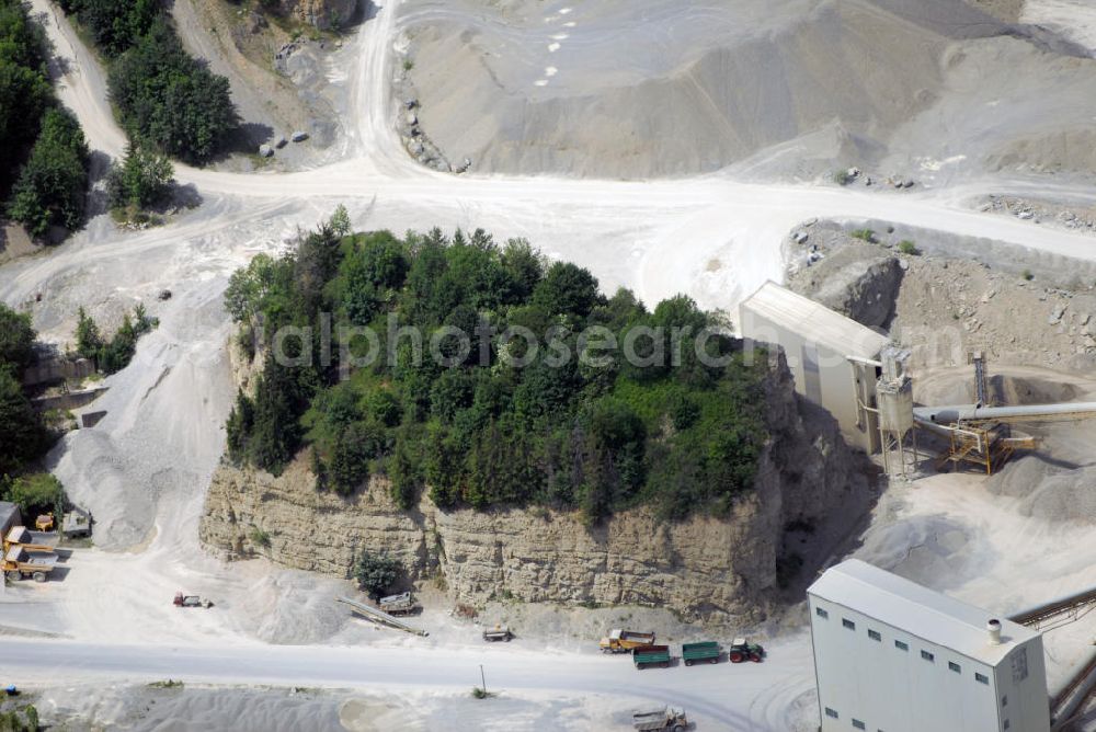 Themar from the bird's eye view: Blick auf das Splitt- und Betonwerk Themar GmbH & CO KG Kalkwerk bei Themar. Im Bild die Grünfläche inmitten der Grube.