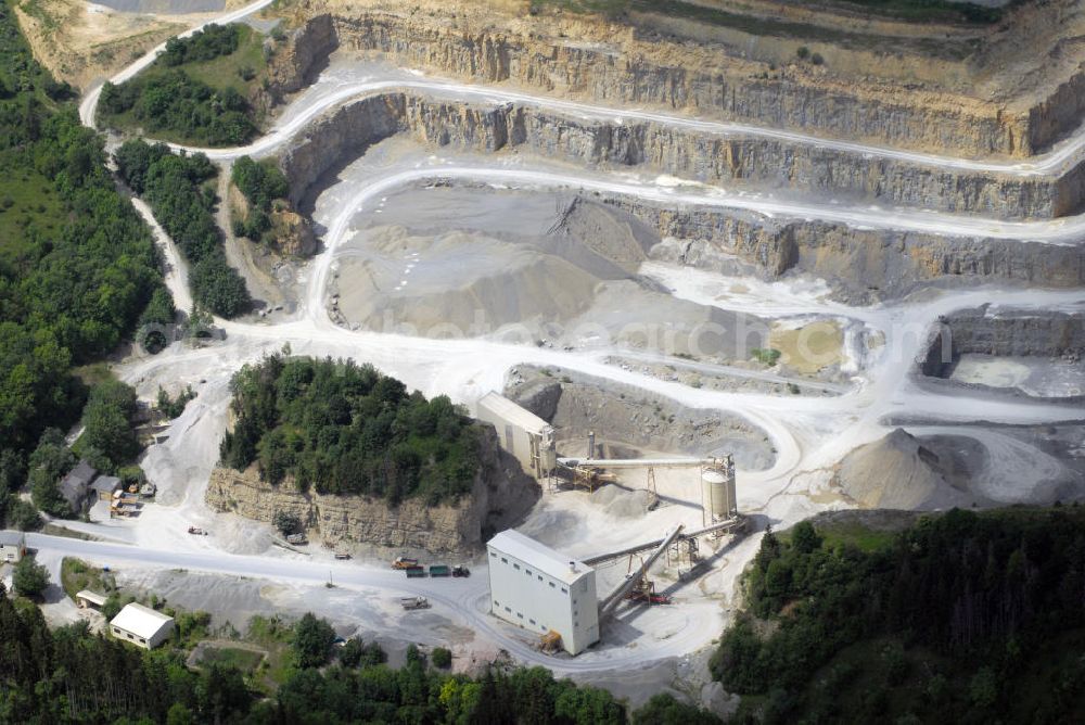 Aerial image Themar - Blick auf das Splitt- und Betonwerk Themar GmbH & CO KG Kalkwerk bei Themar. Im Bild die Grünfläche inmitten der Grube.