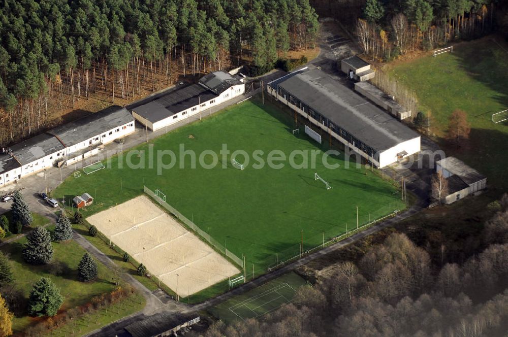 Uckley from above - Blick auf das Waldstadion Uckley am Uckleysee. Auf dem Ende der sechziger Jahre als Trainingscamp für den Ostberliner Fußballverein BFC Dynamo errichtete Gelände, findet sich heute - als Sport-und Begegnungsstätte Uckley - ein riesiges Angebot für Sportbegeisterte vom Profi bis zum Freizeitsportler, aber auch für Schulklassen, Firmen oder Individualreisende. Übernachtungsmöglichkeiten mit insgesamt 160 Betten sowie Schulungsräume sind vorhanden.