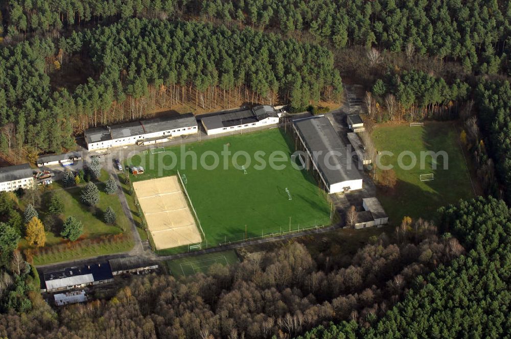 Uckley from the bird's eye view: Blick auf das Waldstadion Uckley am Uckleysee. Auf dem Ende der sechziger Jahre als Trainingscamp für den Ostberliner Fußballverein BFC Dynamo errichtete Gelände, findet sich heute - als Sport-und Begegnungsstätte Uckley - ein riesiges Angebot für Sportbegeisterte vom Profi bis zum Freizeitsportler, aber auch für Schulklassen, Firmen oder Individualreisende. Übernachtungsmöglichkeiten mit insgesamt 160 Betten sowie Schulungsräume sind vorhanden.