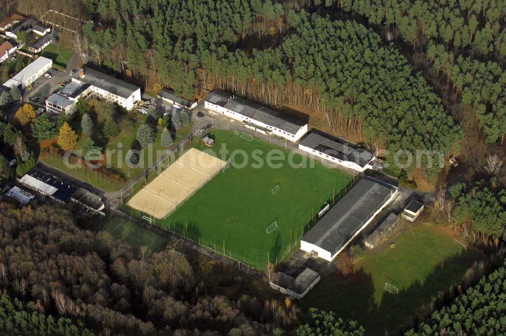 Aerial image Uckley - Blick auf das Waldstadion Uckley am Uckleysee. Auf dem Ende der sechziger Jahre als Trainingscamp für den Ostberliner Fußballverein BFC Dynamo errichtete Gelände, findet sich heute - als Sport-und Begegnungsstätte Uckley - ein riesiges Angebot für Sportbegeisterte vom Profi bis zum Freizeitsportler, aber auch für Schulklassen, Firmen oder Individualreisende. Übernachtungsmöglichkeiten mit insgesamt 160 Betten sowie Schulungsräume sind vorhanden.