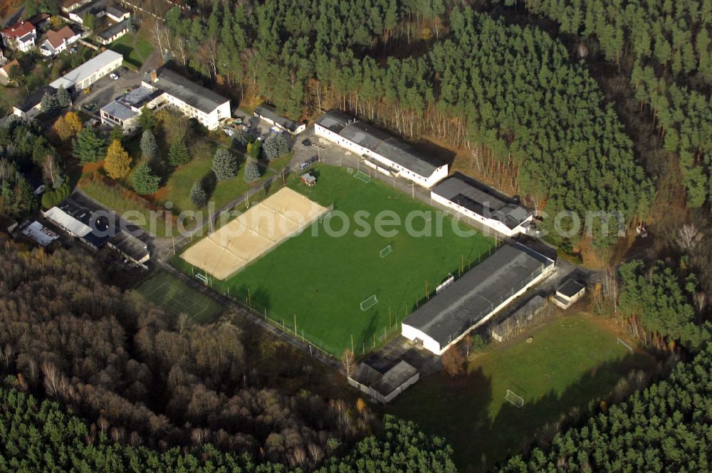 Aerial photograph Uckley - Blick auf das Waldstadion Uckley am Uckleysee. Auf dem Ende der sechziger Jahre als Trainingscamp für den Ostberliner Fußballverein BFC Dynamo errichtete Gelände, findet sich heute - als Sport-und Begegnungsstätte Uckley - ein riesiges Angebot für Sportbegeisterte vom Profi bis zum Freizeitsportler, aber auch für Schulklassen, Firmen oder Individualreisende. Übernachtungsmöglichkeiten mit insgesamt 160 Betten sowie Schulungsräume sind vorhanden.