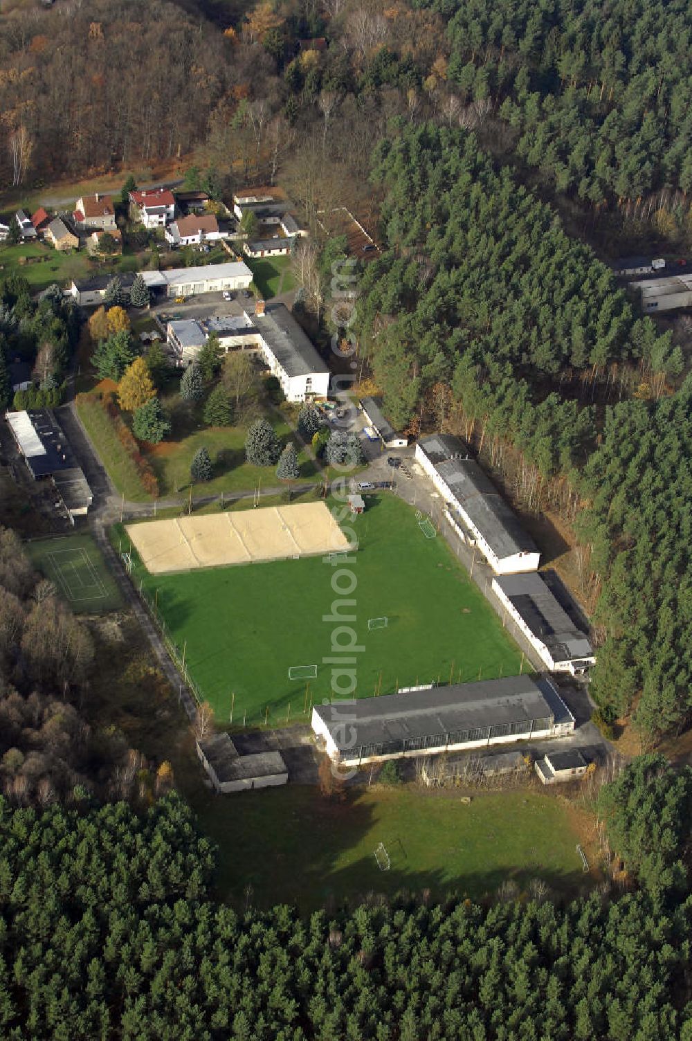 Uckley from above - Blick auf das Waldstadion Uckley am Uckleysee. Auf dem Ende der sechziger Jahre als Trainingscamp für den Ostberliner Fußballverein BFC Dynamo errichtete Gelände, findet sich heute - als Sport-und Begegnungsstätte Uckley - ein riesiges Angebot für Sportbegeisterte vom Profi bis zum Freizeitsportler, aber auch für Schulklassen, Firmen oder Individualreisende. Übernachtungsmöglichkeiten mit insgesamt 160 Betten sowie Schulungsräume sind vorhanden.