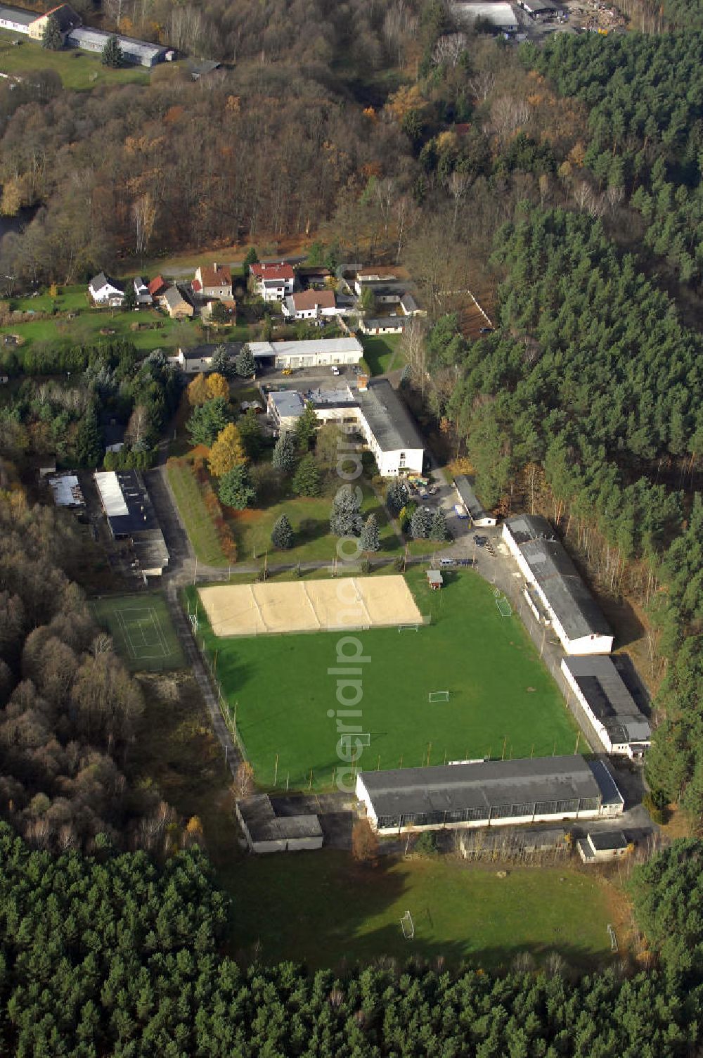 Uckley from the bird's eye view: Blick auf das Waldstadion Uckley am Uckleysee. Auf dem Ende der sechziger Jahre als Trainingscamp für den Ostberliner Fußballverein BFC Dynamo errichtete Gelände, findet sich heute - als Sport-und Begegnungsstätte Uckley - ein riesiges Angebot für Sportbegeisterte vom Profi bis zum Freizeitsportler, aber auch für Schulklassen, Firmen oder Individualreisende. Übernachtungsmöglichkeiten mit insgesamt 160 Betten sowie Schulungsräume sind vorhanden.