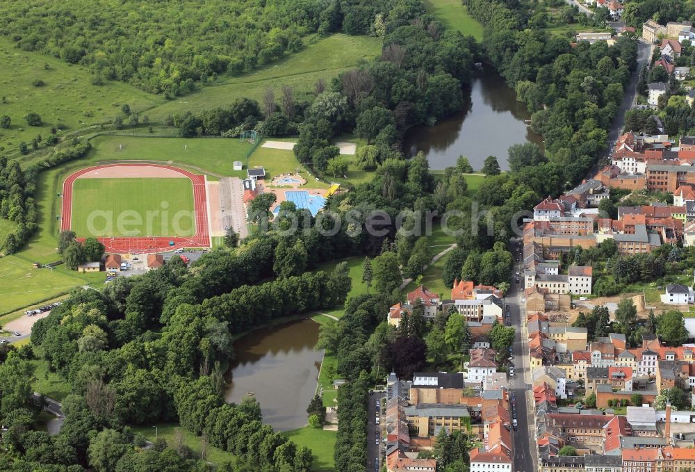 Apolda from the bird's eye view: Along the Herressener stream and the promenade of the same name extends on the southern outskirts of Apolda in Thuringia a sports and leisure area. Here are the Hans Geupel Stadium, which is suitable for athletics and football events, the outdoor pool as well as the peace and Lohteich two fishing waters