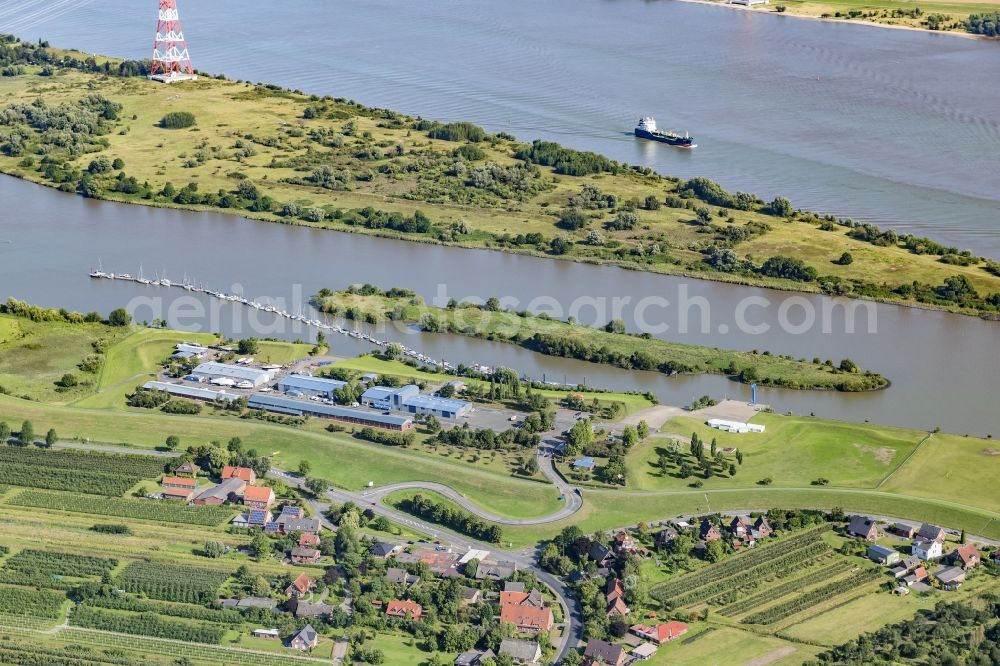 Aerial photograph Grünendeich - Pleasure boat and sailing boat mooring and boat moorings in the harbor on the river bank area Wasser-Sport-Club Luehe e. V. in Gruenendeich in the state Lower Saxony, Germany