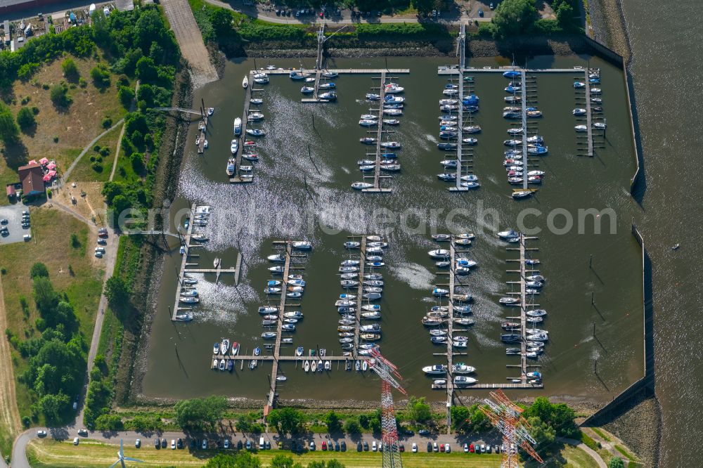 Bremen from the bird's eye view: Pleasure boat and sailing boat mooring and boat moorings Hafen Hasenbueren in the harbor on the river bank area of the Weser river on street Hasenbuerener Deich in the district Seehausen in Bremen, Germany