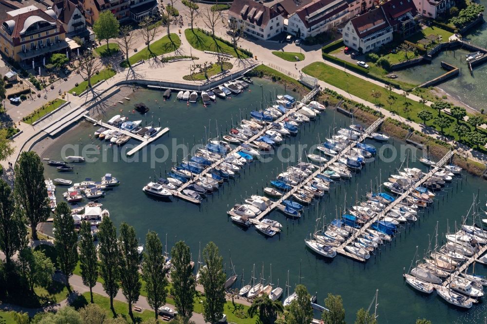 Unteruhldingen from the bird's eye view: Pleasure boat and sailing boat mooring and boat moorings in the harbor on the bank area of Bodensees in Unteruhldingen in the state Baden-Wuerttemberg, Germany