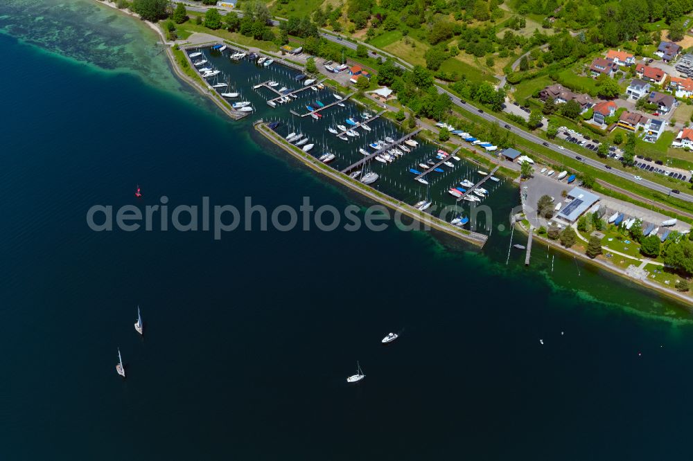 Aerial photograph Überlingen - Pleasure boat and sailing boat landing stage and boat berths in the harbor on the shore of Lake Constance Seglergemeinschaft Ueberlingen (SGUe) e.V. in Ueberlingen on Lake Constance in the state Baden-Wuerttemberg, Germany