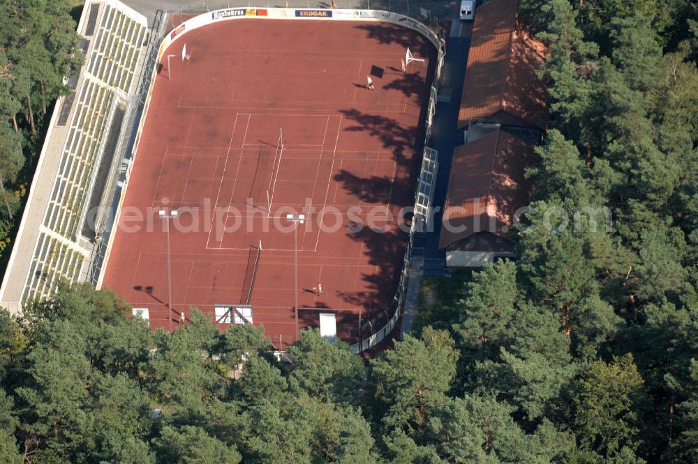 Aerial photograph Niesky - Blick auf die Sportanlage im Freizeitpark Niesky in der Oberlausitz. Die Kleinstadt Niesky liegt im Landkreis Görlitz in Sachsen. Auf dem Sportplatz im Freizeitpark Niesky hat man die Möglchkeit Tennis, Federball, Basketball und Volleyball zu spielen. Kontakt: Freizeitpark Niesky, Plittstraße 20, 02906 Niesky, Tel. +49 (0) 35 88 25 31 10, E-Mail: info@stadtwerke-niesky.de