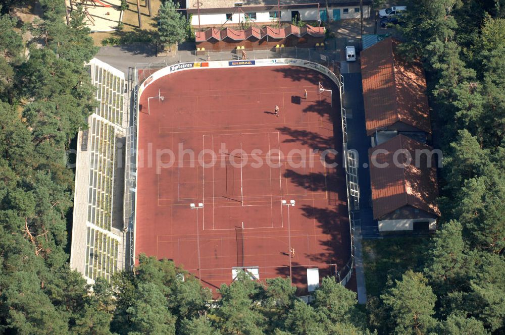 Niesky from above - Blick auf die Sportanlage im Freizeitpark Niesky in der Oberlausitz. Die Kleinstadt Niesky liegt im Landkreis Görlitz in Sachsen. Auf dem Sportplatz im Freizeitpark Niesky hat man die Möglchkeit Tennis, Federball, Basketball und Volleyball zu spielen. Kontakt: Freizeitpark Niesky, Plittstraße 20, 02906 Niesky, Tel. +49 (0) 35 88 25 31 10, E-Mail: info@stadtwerke-niesky.de