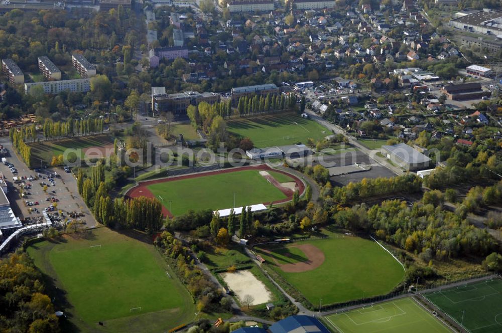 Berlin from above - Blick auf die Sportanlage Rennbahnstraße / Roelckstraße in Berlin. Die Sportanlage Roelckestraße und der Sportkomplex Rennbahnstraße bilden gemeinsam die größte bezirkseigene Sportfläche mit 219.352 m². Die Freiflächen des Sportkomplexes umfassen ein Stadion mit Großfeld (Naturrasen) und Leichtathletikanlagen, ein weiteres Großfeld (Naturrasen), eine Beach-Volleyballanlage (3 Felder).