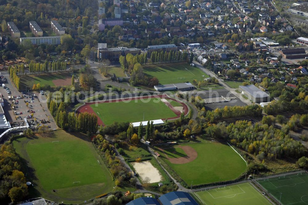 Berlin from the bird's eye view: Blick auf die Sportanlage Rennbahnstraße / Roelckstraße in Berlin. Die Sportanlage Roelckestraße und der Sportkomplex Rennbahnstraße bilden gemeinsam die größte bezirkseigene Sportfläche mit 219.352 m². Die Freiflächen des Sportkomplexes umfassen ein Stadion mit Großfeld (Naturrasen) und Leichtathletikanlagen, ein weiteres Großfeld (Naturrasen), eine Beach-Volleyballanlage (3 Felder).