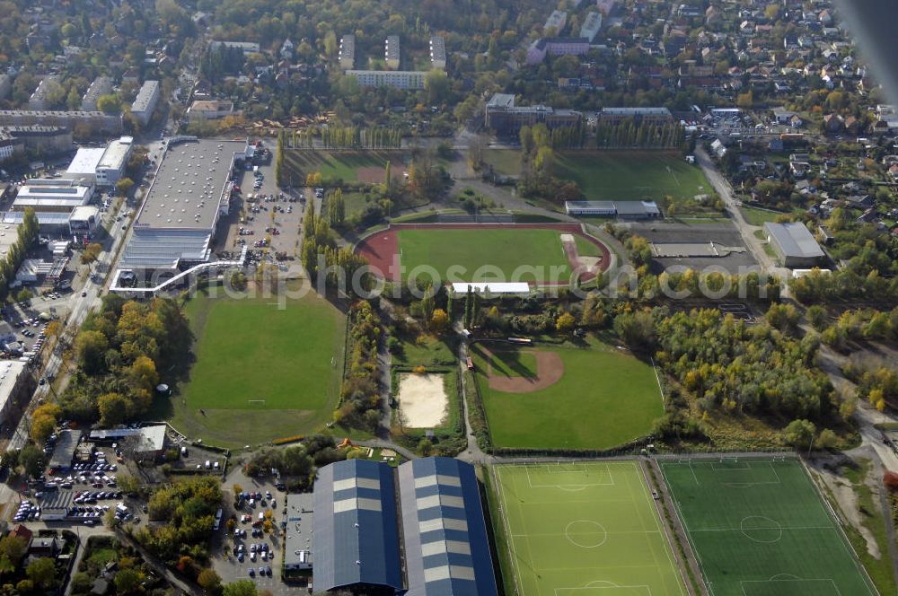 Aerial image Berlin - Blick auf die Sportanlage Rennbahnstraße / Roelckstraße in Berlin. Die Sportanlage Roelckestraße und der Sportkomplex Rennbahnstraße bilden gemeinsam die größte bezirkseigene Sportfläche mit 219.352 m². Die Freiflächen des Sportkomplexes umfassen ein Stadion mit Großfeld (Naturrasen) und Leichtathletikanlagen, ein weiteres Großfeld (Naturrasen), eine Beach-Volleyballanlage (3 Felder).