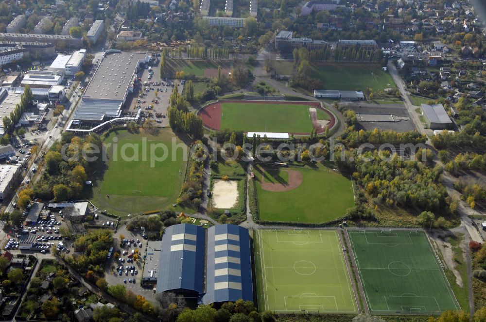 Aerial photograph Berlin - Blick auf die Sportanlage Rennbahnstraße / Roelckstraße in Berlin. Die Sportanlage Roelckestraße und der Sportkomplex Rennbahnstraße bilden gemeinsam die größte bezirkseigene Sportfläche mit 219.352 m². Die Freiflächen des Sportkomplexes umfassen ein Stadion mit Großfeld (Naturrasen) und Leichtathletikanlagen, ein weiteres Großfeld (Naturrasen), eine Beach-Volleyballanlage (3 Felder).