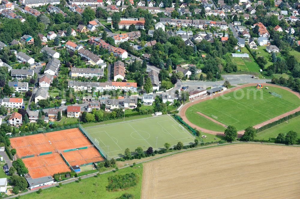 Aerial image Bad Vilbel - Tennisplätze des Tennisclub Heilsberg e.V. am Samlandweg und Sportanlagen / Sportplätze des Vereins SSV Heilsberg e.V. an der Danziger Straße in Bad Vilbel in Hessen. Tennis courts and sports fields in Bad Vilbel in Hesse.