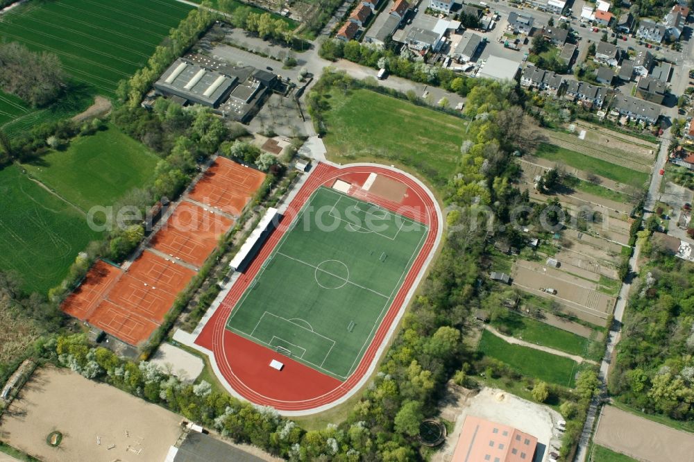 Aerial photograph Mainz - Compound and sports facilities of the FSV Alemannia 1911 e.V. of the Laubenheim part of Mainz in the state of Rhineland-Palatinate. The district consists of historic residential and business buildings as well as estates and appartment blocks. The compound includes tennis courts, a football pitch and track and field facilities and is located in the East of the district