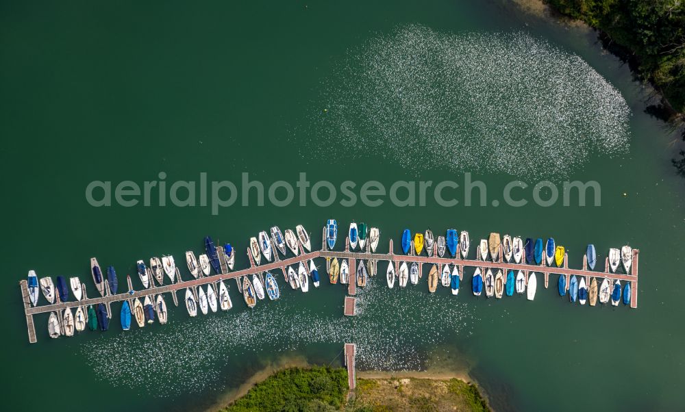 Wesel from the bird's eye view: Pleasure boat marina with docks and moorings on the shore area of Diersfordter Waldsee on street Muehlenfeldstrasse in Wesel at Ruhrgebiet in the state North Rhine-Westphalia, Germany