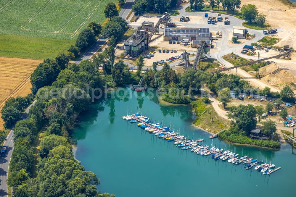 Wesel from the bird's eye view: Pleasure boat marina with docks and moorings on the shore area of Diersfordter Waldsee on street Muehlenfeldstrasse in Wesel at Ruhrgebiet in the state North Rhine-Westphalia, Germany