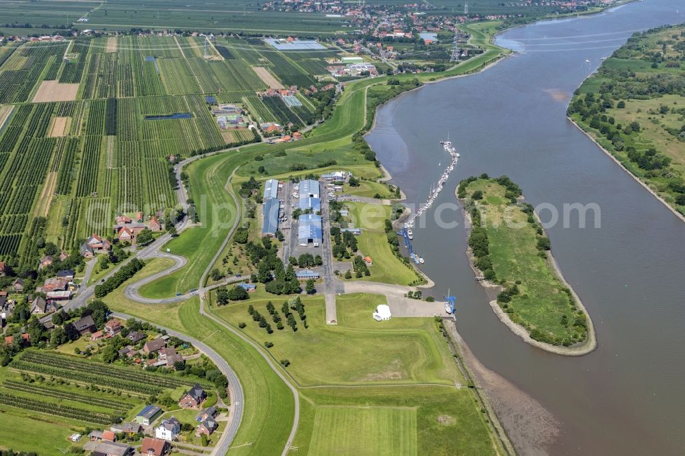 Aerial photograph Grünendeich - Pleasure boat marina with docks and moorings on the shore area Elbe in Gruenendeich in the state Lower Saxony, Germany