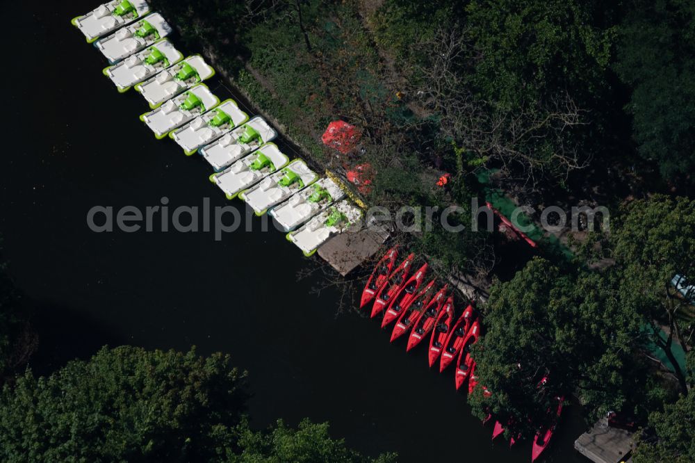 Aerial image Braunschweig - Pleasure boat marina with docks and moorings on the shore area of Fluss Oker in Brunswick in the state Lower Saxony, Germany