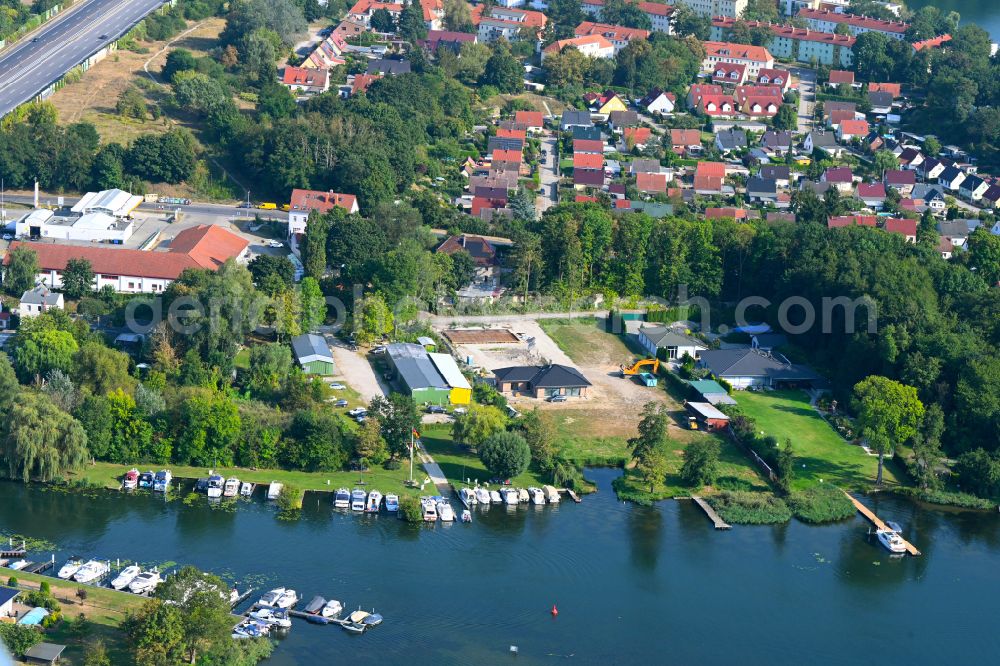 Aerial image Rüdersdorf - Pleasure boat marina with docks and moorings on the shore area of Motorsportclub Kalksee e.V. on Strausberger Muehlenfliess on street Am Stolp in Ruedersdorf in the state Brandenburg, Germany