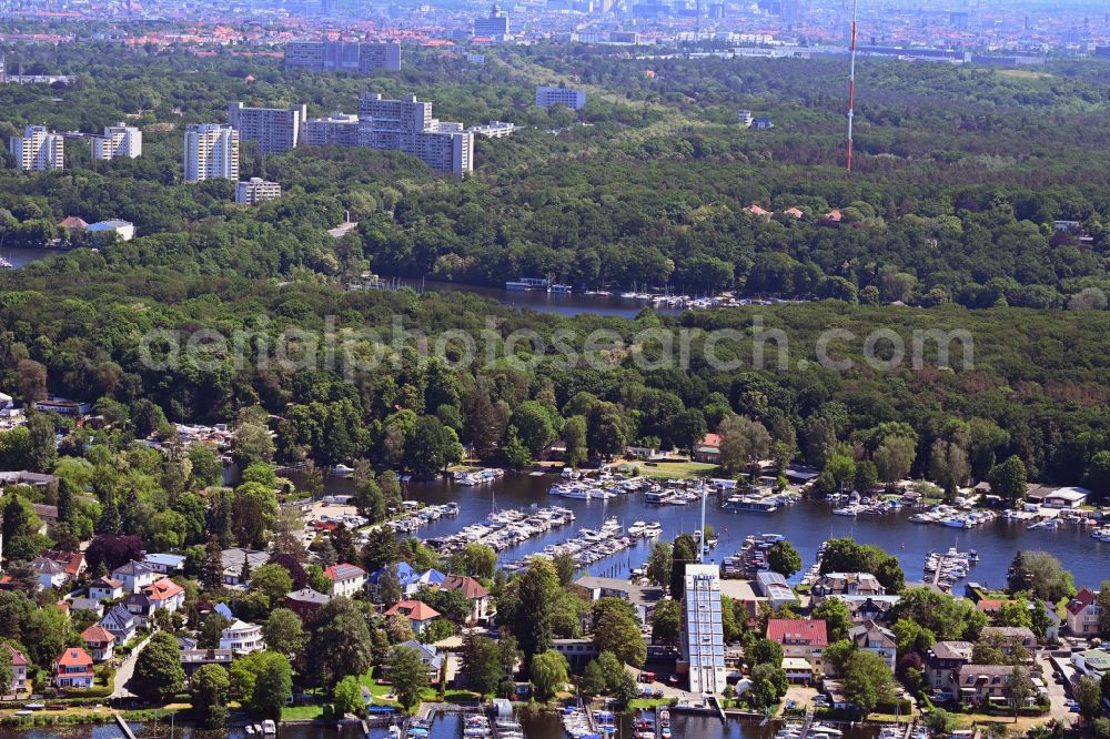 Berlin from above - Pleasure boat marina with docks and moorings on the shore area of Pichelssee in the district Pichelswerder in Berlin, Germany