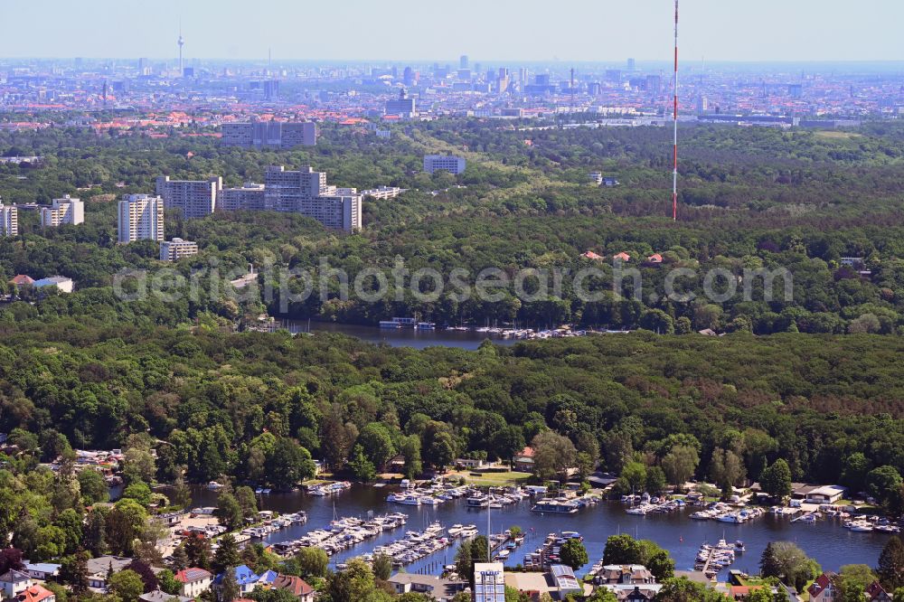 Berlin from the bird's eye view: Pleasure boat marina with docks and moorings on the shore area of Pichelssee in the district Pichelswerder in Berlin, Germany