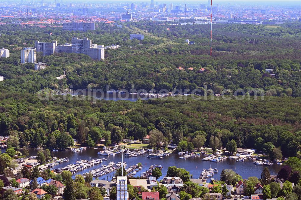 Aerial image Berlin - Pleasure boat marina with docks and moorings on the shore area of Pichelssee in the district Pichelswerder in Berlin, Germany