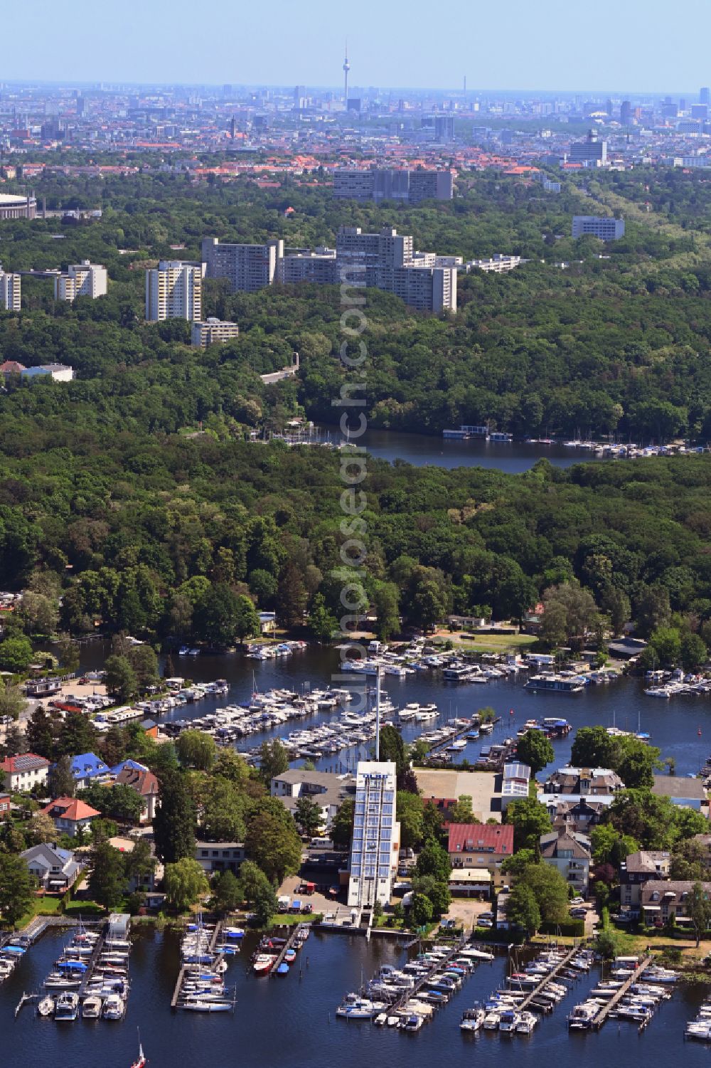 Aerial photograph Berlin - Pleasure boat marina with docks and moorings on the shore area of Pichelssee in the district Pichelswerder in Berlin, Germany