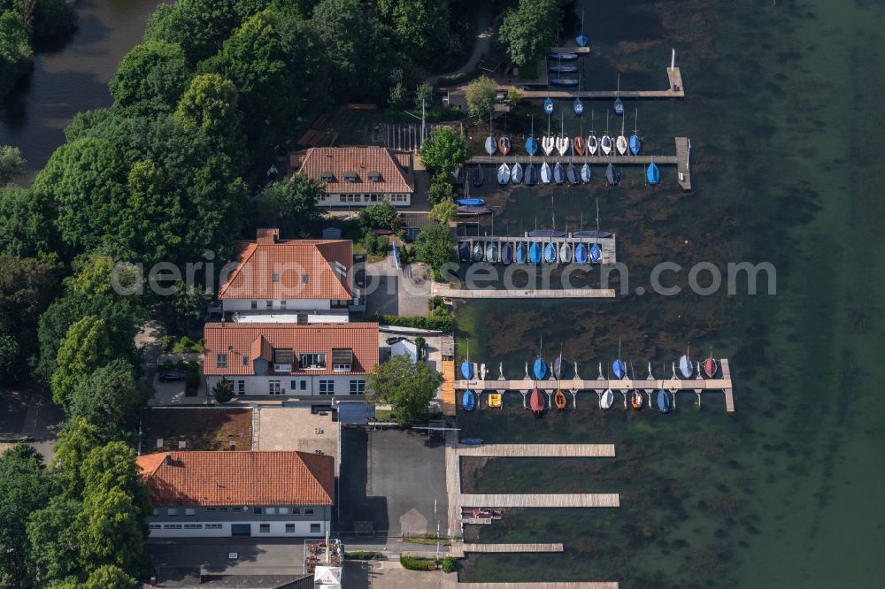 Aerial photograph Hannover - Pleasure boat marina with docks and moorings on the shore area with Steganlagen von Hannoverscher Yachtklub, Frauen Ruder Club Hannover 1928 and the Schueler-Ruderverein Hannover e.V. am Maschsee in Hannover in the state Lower Saxony, Germany