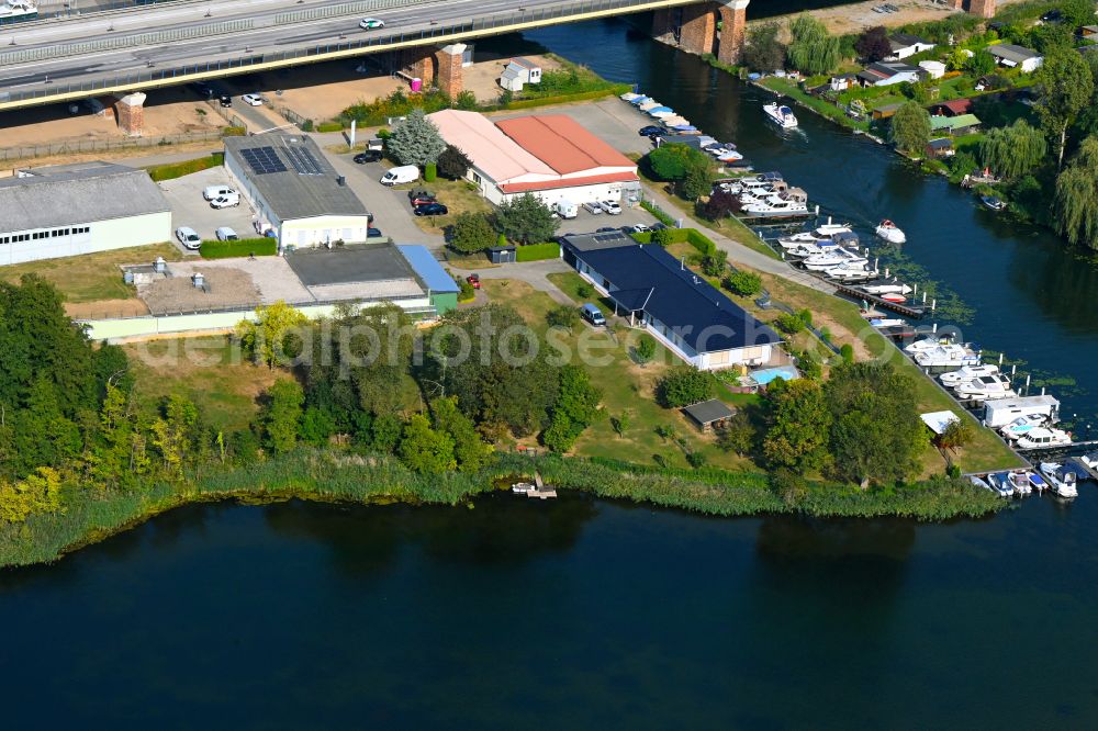 Aerial image Rüdersdorf - Pleasure boat marina with docks and moorings on the shore area Strausberger Muehlenfliess - Hohler See in Ruedersdorf in the state Brandenburg, Germany