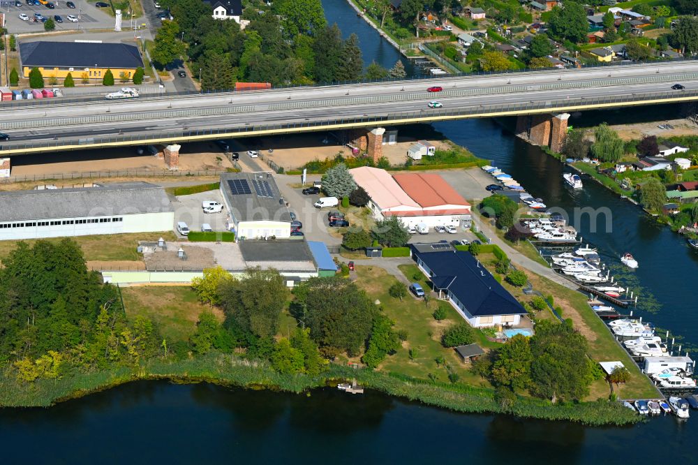 Aerial photograph Rüdersdorf - Pleasure boat marina with docks and moorings on the shore area Strausberger Muehlenfliess - Hohler See in Ruedersdorf in the state Brandenburg, Germany