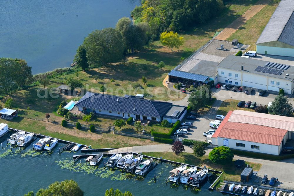 Aerial photograph Rüdersdorf - Pleasure boat marina with docks and moorings on the shore area Strausberger Muehlenfliess - Hohler See in Ruedersdorf in the state Brandenburg, Germany