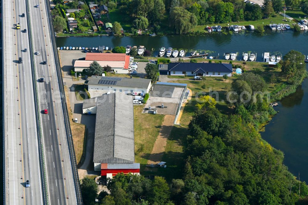 Aerial image Rüdersdorf - Pleasure boat marina with docks and moorings on the shore area Strausberger Muehlenfliess - Hohler See in Ruedersdorf in the state Brandenburg, Germany