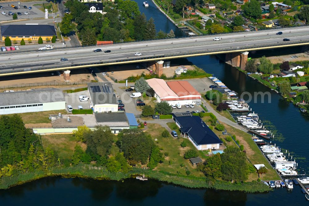 Aerial photograph Rüdersdorf - Pleasure boat marina with docks and moorings on the shore area Strausberger Muehlenfliess - Hohler See in Ruedersdorf in the state Brandenburg, Germany