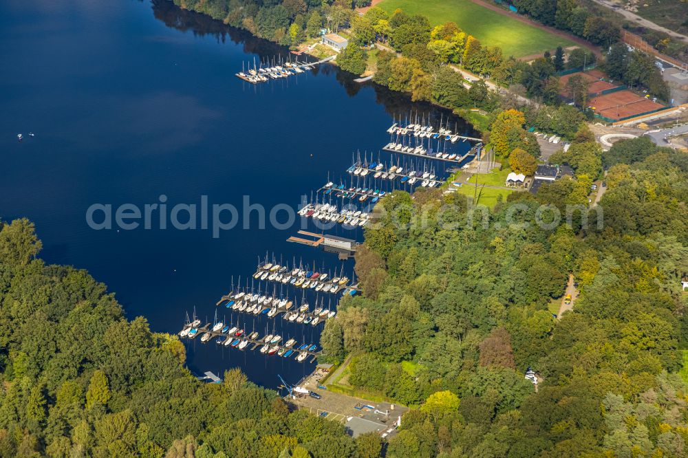 Duisburg from the bird's eye view: Pleasure boat marina with docks and moorings on the shore area on Strohweg in the district Wedau in Duisburg at Ruhrgebiet in the state North Rhine-Westphalia, Germany