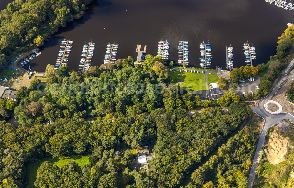 Aerial image Duisburg - Pleasure boat marina with docks and moorings on the shore area on Strohweg in the district Wedau in Duisburg at Ruhrgebiet in the state North Rhine-Westphalia, Germany