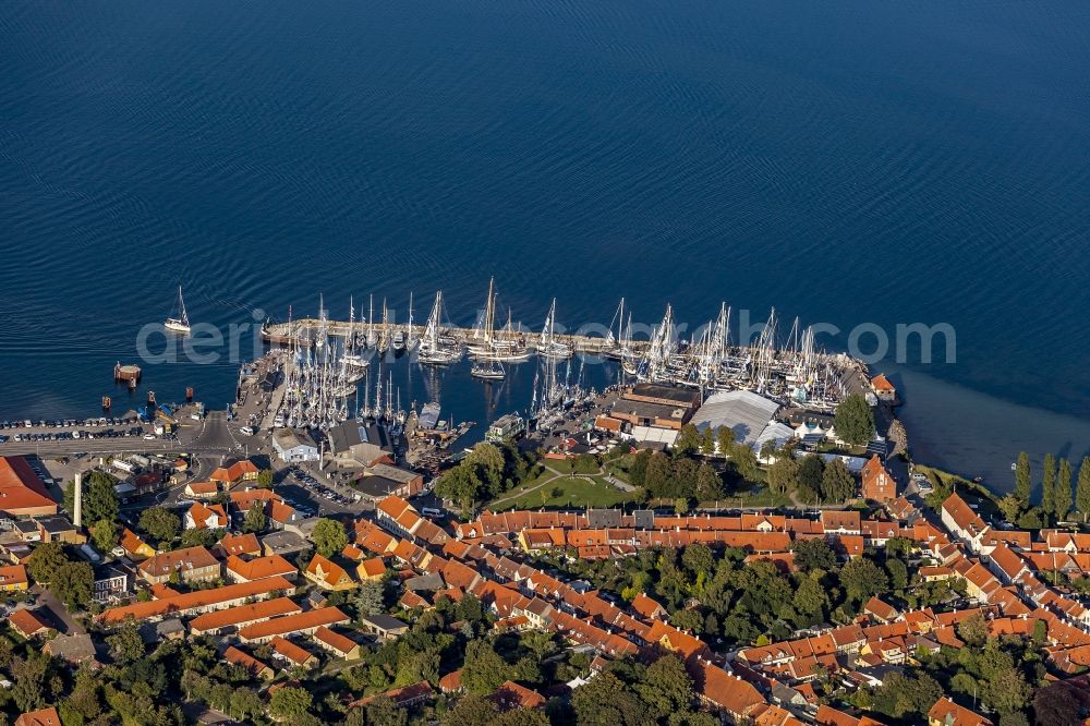 Aerial photograph Aeroeskoebing - Sports boat landing stages and boat moorings in the old harbour in Aeroeskoebing in Syddanmark, Denmark