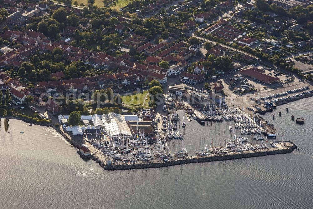 Aerial photograph Aeroeskoebing - Sports boat landing stages and boat moorings in the old harbour in Aeroeskoebing in Syddanmark, Denmark