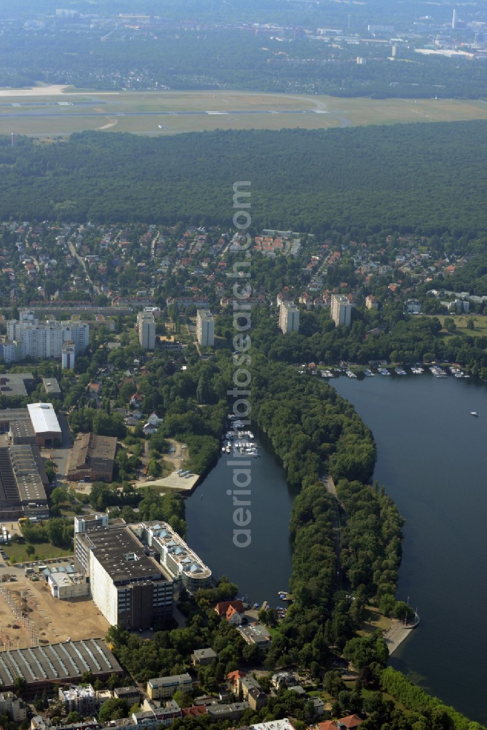 Berlin, Reinickendorf from the bird's eye view: Pleasure boat marina with docks and moorings at the shore area of the Tegeler See at the Borsighafen in Berlin, Reinickendorf in the state Berlin