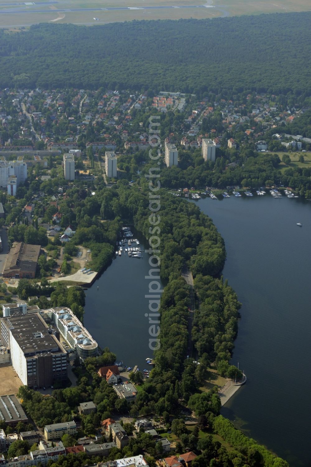 Aerial image Berlin, Reinickendorf - Pleasure boat marina with docks and moorings at the shore area of the Tegeler See at the Borsighafen in Berlin, Reinickendorf in the state Berlin